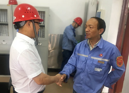 王大真到宜都園區(qū)、股份公司看望慰問(wèn)基層黨員(圖1)
