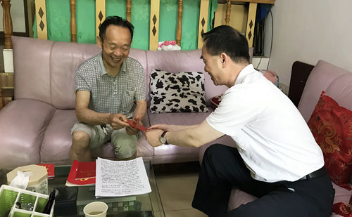 集團(tuán)領(lǐng)導(dǎo)看望慰問(wèn)離退休黨員、基層困難黨員和年輕黨員(圖3)